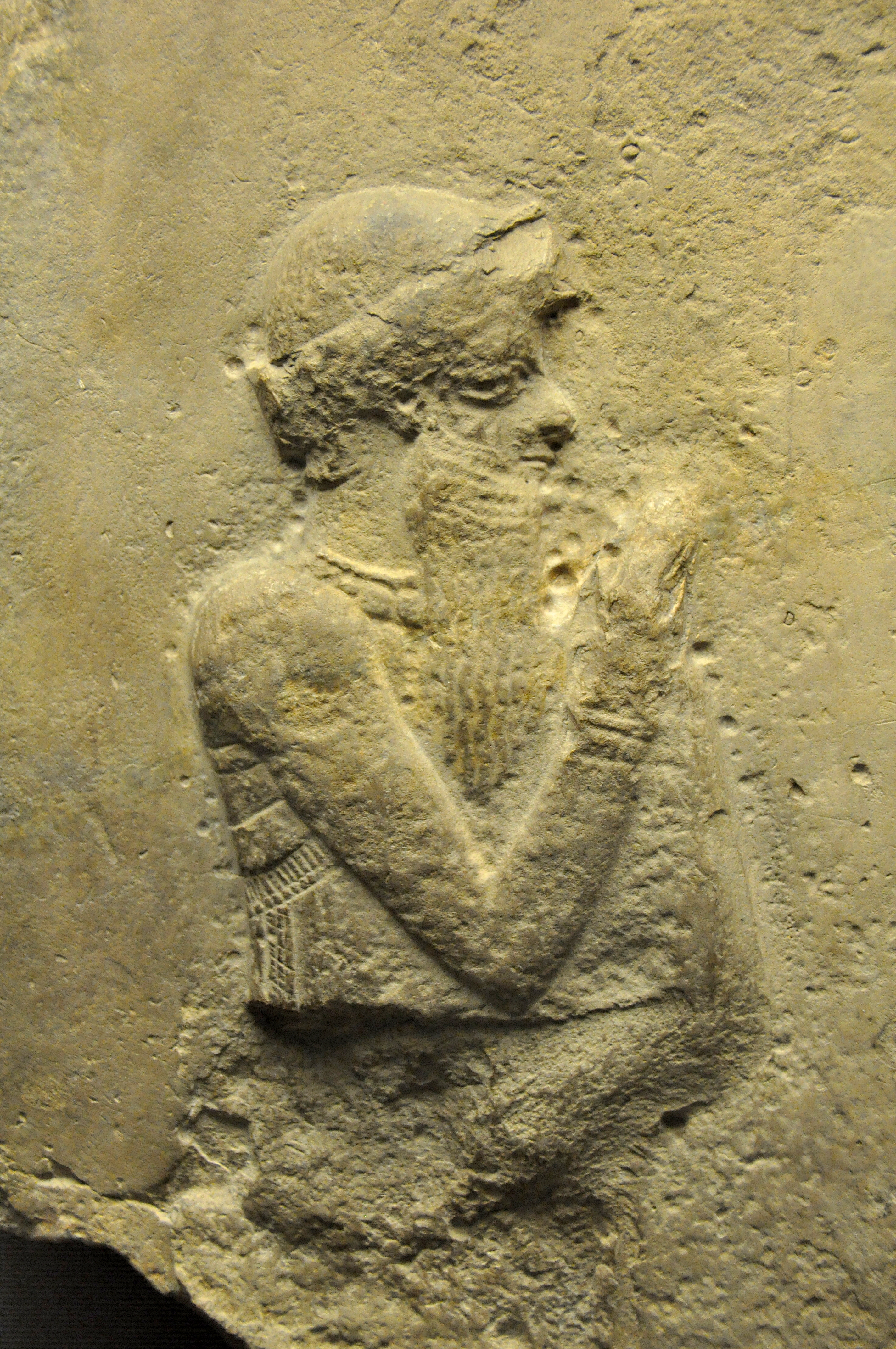 上图:巴比伦帝国第一任国王汉谟拉比(Hammurabi)像(主前1792-1750年作品,出土于伊拉克Sippar,现藏于大英博物馆)。汉谟拉比以制定了《汉谟拉比法典》而闻名于史。《汉谟拉比法典》是历史上最早的成文民法典之一,其中第132条规定,如果一个人的妻子被人背后说闲话,但并没有被抓到与别的男人行淫,这位妻子就应当为她的丈夫跳到河里,以证明自己的清白。换句话说,这位妻子可能会因为谣言而被淹死。在古代中东的其他「神明裁判」法典中,通常是假定被告有罪,把被告暴露在水、火、毒药等危机环境中,如果神明插手保护被告,就证明被告清白。而《民数记》中「疑恨的条例」却并不假定妻子有罪,也不把妻子放在危险的环境中,而是借着「疑恨的素祭」,让丈夫和妻子一起学习接受神的权柄。这在古代父权社会中是非常人道的。